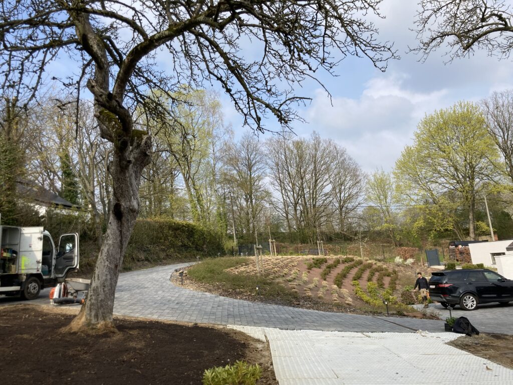 Emplacement de parking avec nidagravel avant mise du gravier