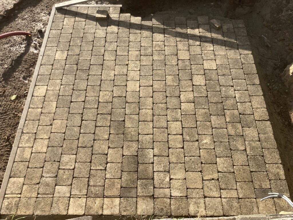 Aménagement pour jacuzzi en klinkers de récupération