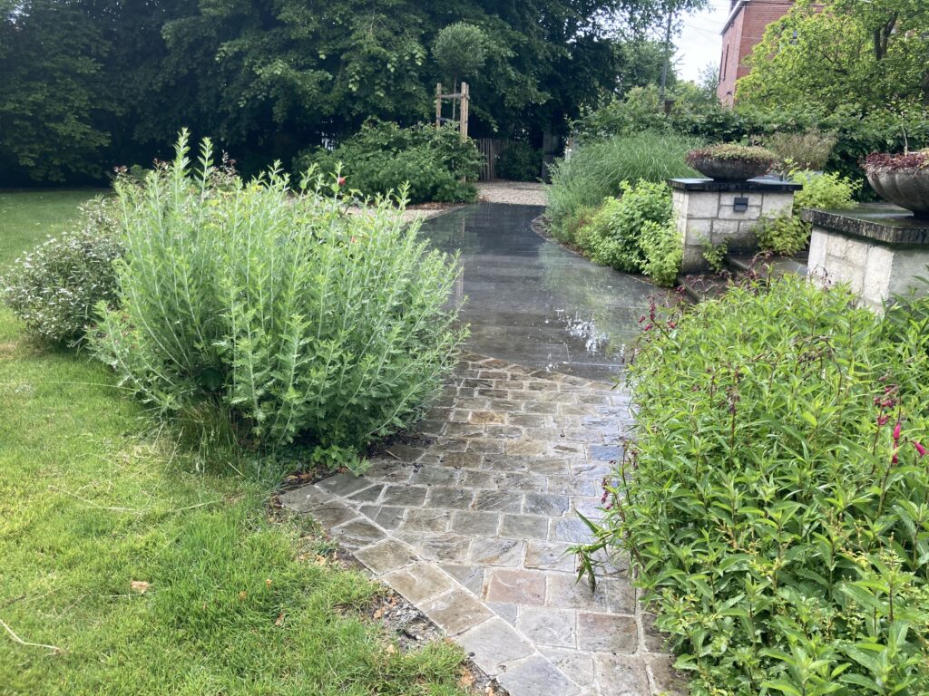 Association de pavés kandla avec pierres bleues belges