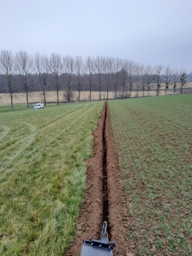 Tranchée pour installation d'une haie variée